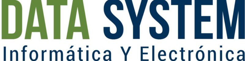 Equipo de informáticos en A Coruña optimizando el sistema operativo y la memoria RAM de un ordenador de oficina lento