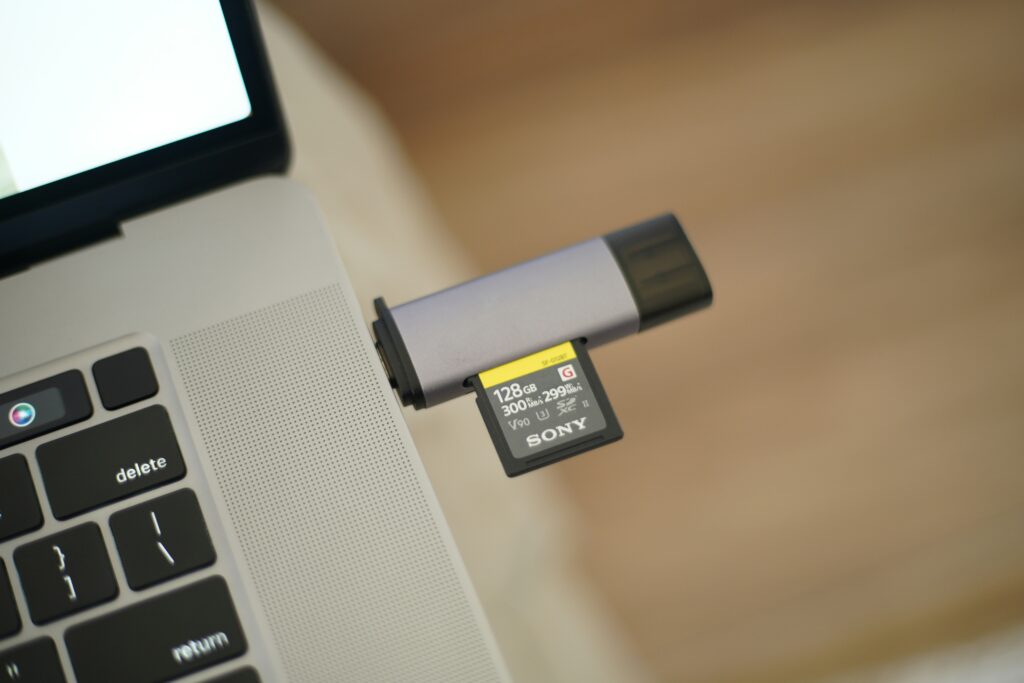 Memoria externa conectada a un portátil para realizar copia de seguridad antes de formatear