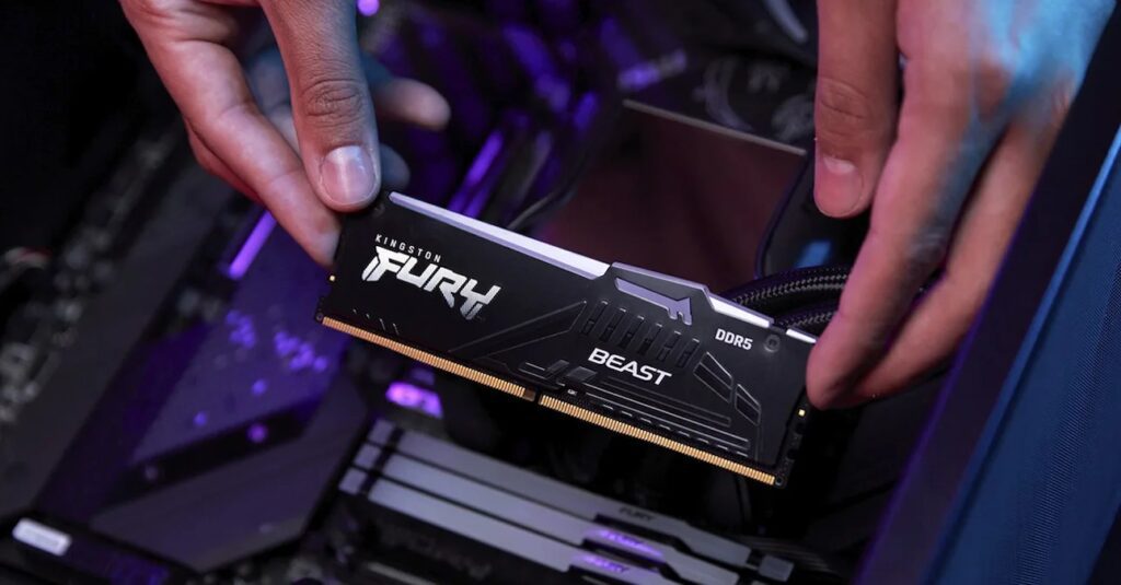 Imagen de tarjeta RAM siendo colocada en una consola