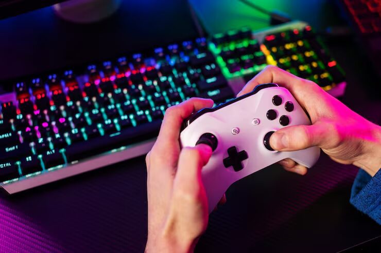 Imagen de mando encima de teclado RGB