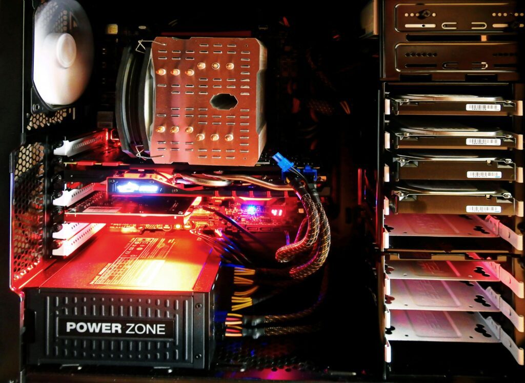 componentes de un ordenador con cpu gpu memoria ram y placa base