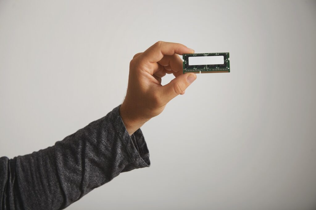 Imagen de una persona sosteniendo un disco SSD