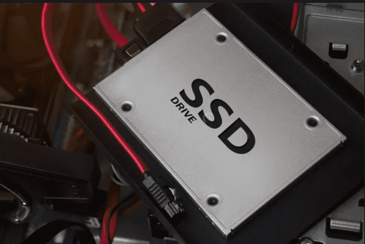 Imagen de un disco SSD dentro de un ordenador