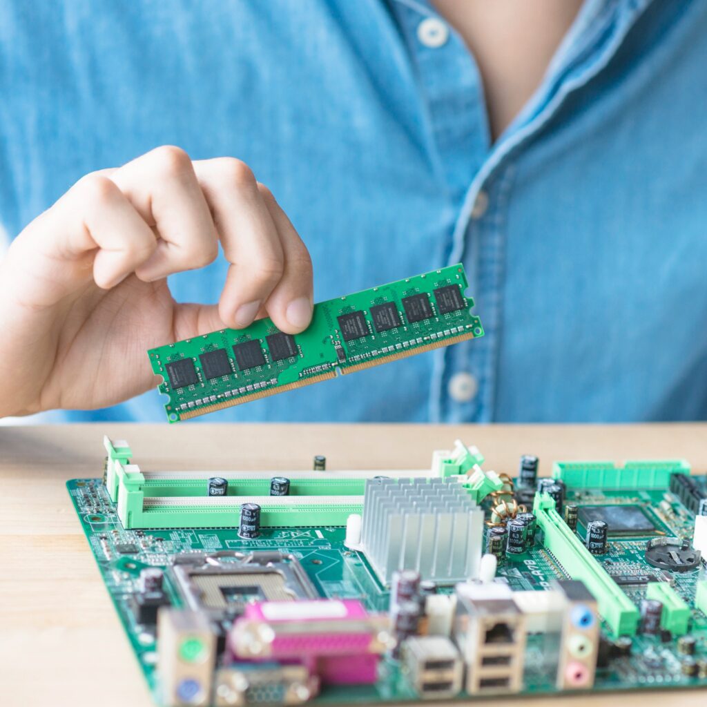 Imagen de una persona colocando memoria RAM en la placa