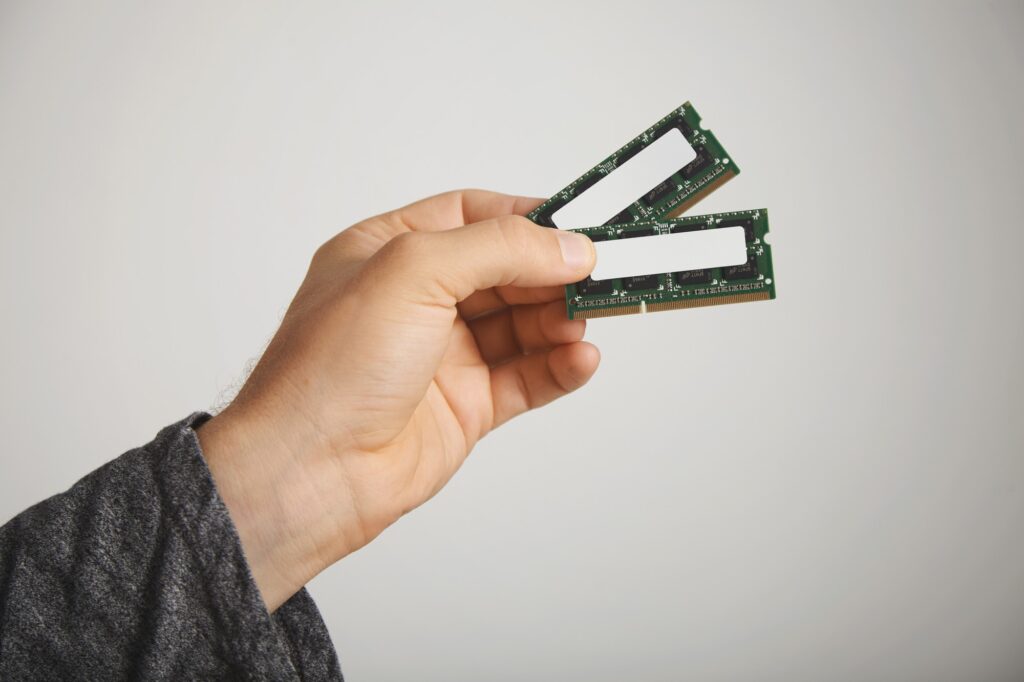 Imagen de una persona sosteniendo dos memorias RAM