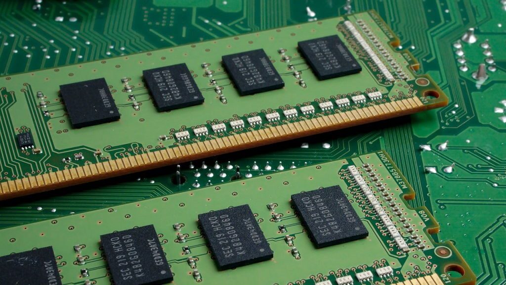 Imagen con dos tarjetas de memoria RAM