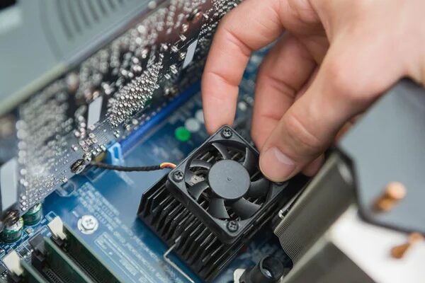 Imagen de como alguien maneja el ventilador de un ordenador