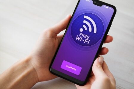 Imagen de un móvil con fondo morado conectado a una conexión gratis