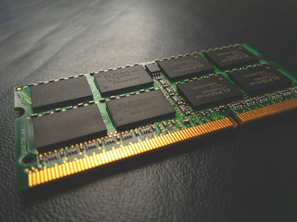 memoria RAM de ordenador sobre una superficie