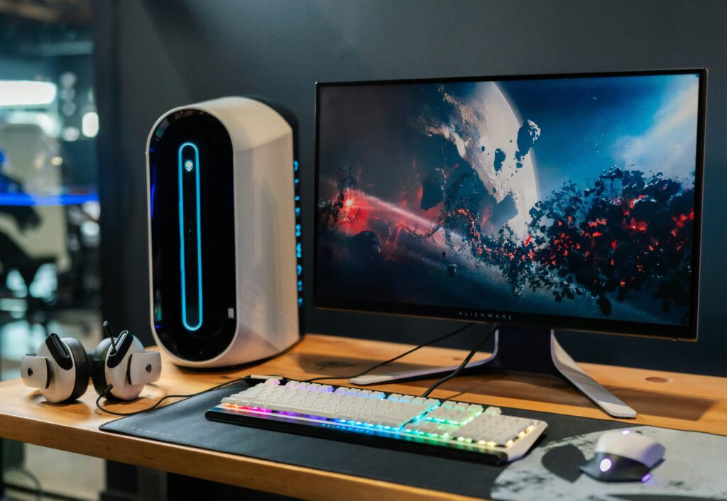 monitor gaming en escritorio utilizado para videojuegos