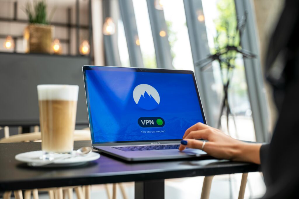 persona usando portatil con vpn en una red wifi publica