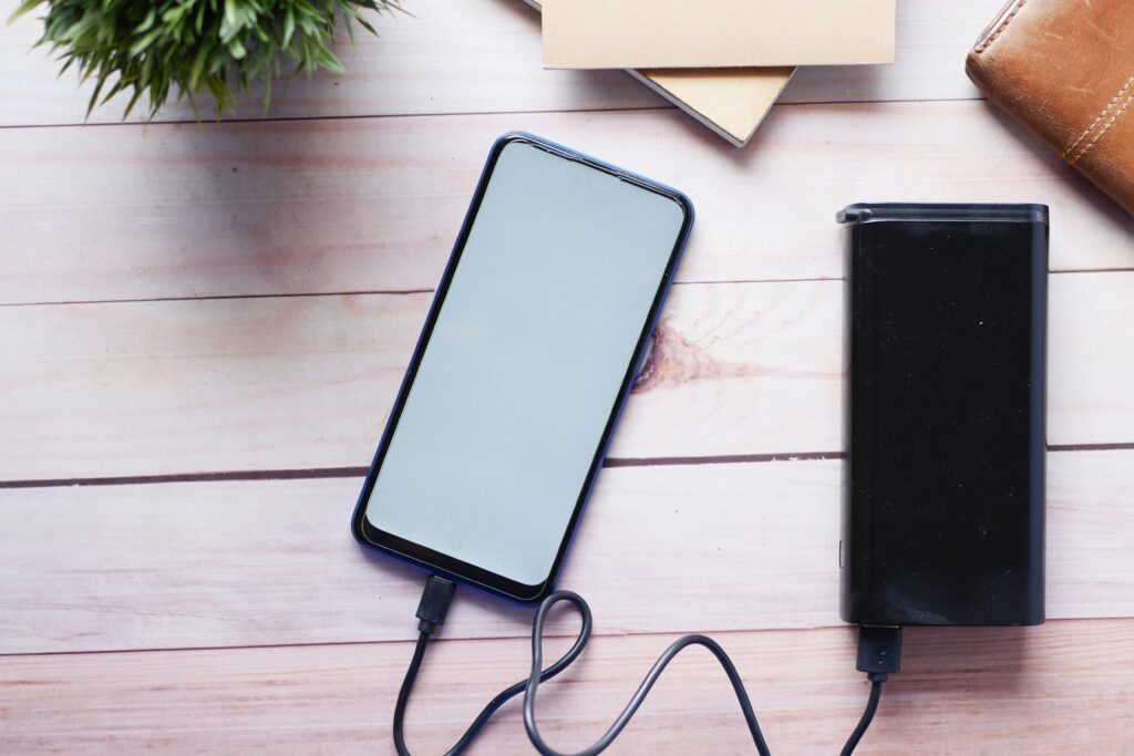 carga de un móvil con cable USB conectando a batería externa