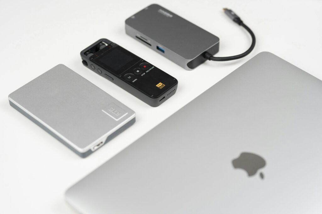 dispositivos de almacenamiento externo como ssd y disco duro conectados a un ordenador