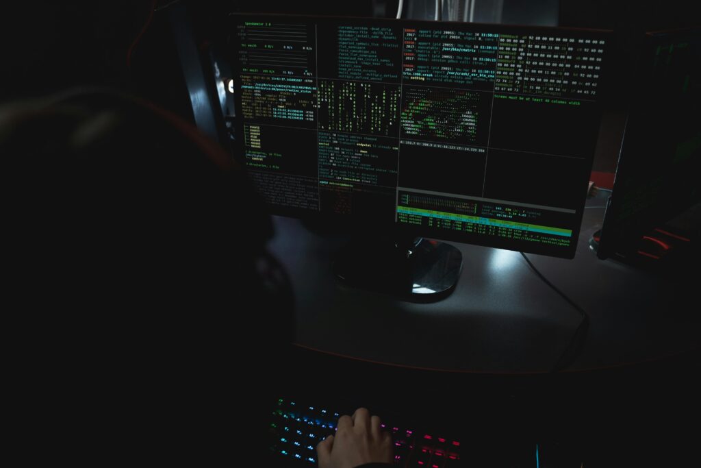 pantalla de ordenador con codigo y posible amenaza de seguridad informatica