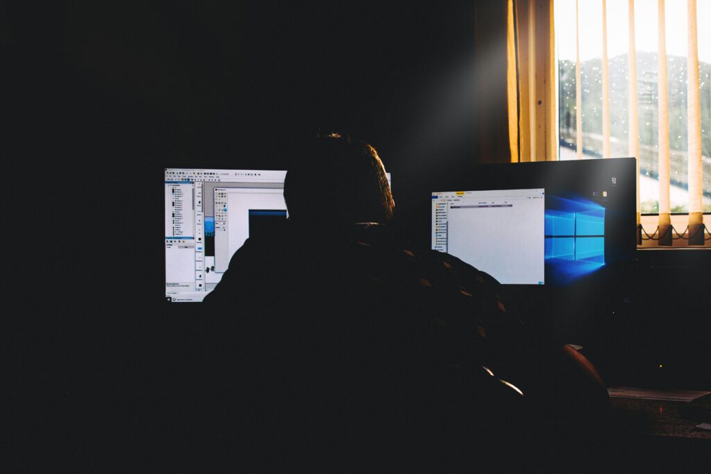 software y firmware gestionando el funcionamiento del ordenador