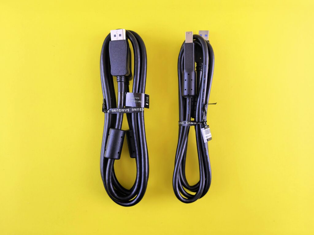diferentes tipos de cables USB con distintas funciones