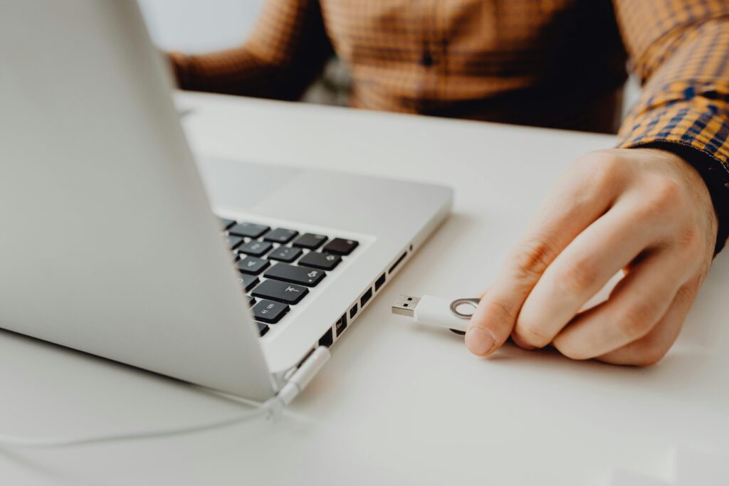 memoria usb conectada a un ordenador para almacenar archivos