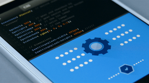 Especialista en servicios web en Ferrol programando código HTML y CSS en Visual Studio Code