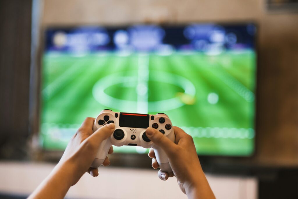 Imagen de mando delante de televisión