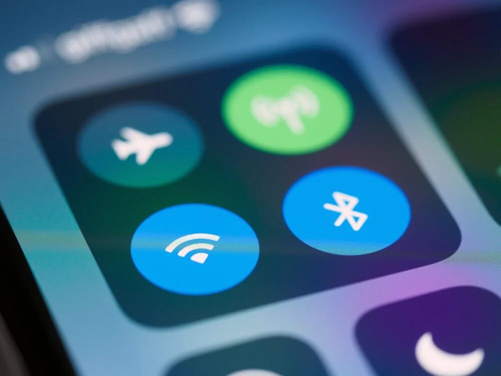Imagen con un móvil que tiene el Wifi y Bluetooth activados, los cuales son necesarios para la conexión