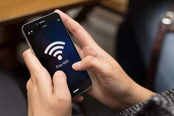 Imagen que muestra a una persona sujetando un móvil con wifi gratis